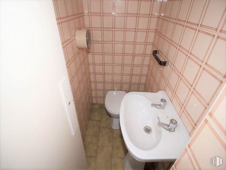 Retail for sale at Calle Salvador, 14, Getafe, Madrid, 28904 with toilet, sink, brown, plumbing fixture, tap, bathroom, bathroom sink, purple, fixture and fluid around