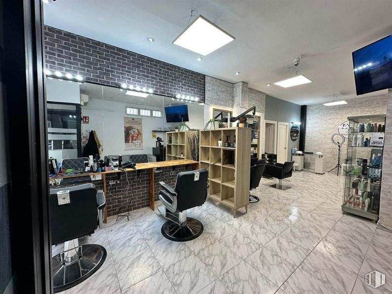 Retail for rent at Zona Lucero, La Latina, Madrid, 28011 with chair, light fixture, lighting, television, interior design, beauty salon, barber chair, cleanliness, personal grooming and restaurant around