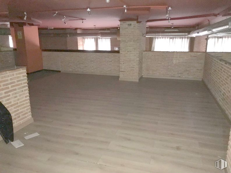 Local en alquiler en Calle Real, Collado Villalba, Madrid, 28400 con ventana, madera, pasillo, suelo, piso, tinte para madera, madera, edificio, techo y suelos laminados alrededor