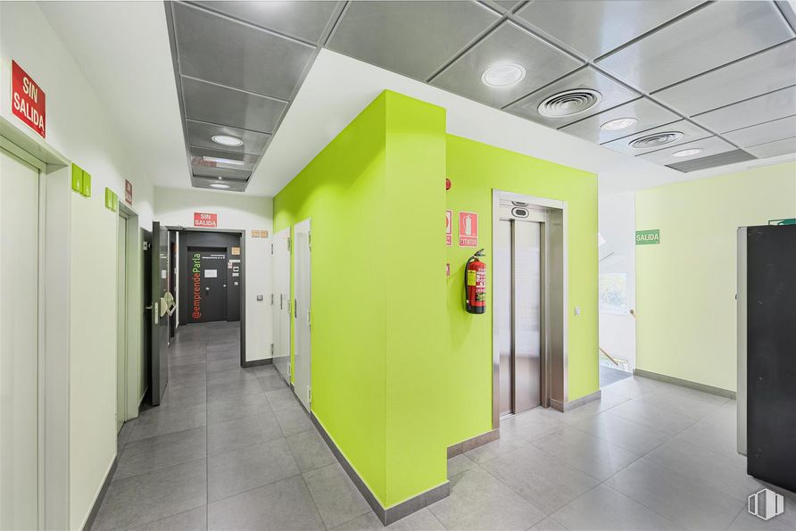 Oficina en alquiler en Edificio Leguario, Avenida Leguario, 49, Parla, Madrid, 28980 con edificio, accesorio, puerta, interiorismo, suelo, suelos, techo, vidrio, evento y hall alrededor