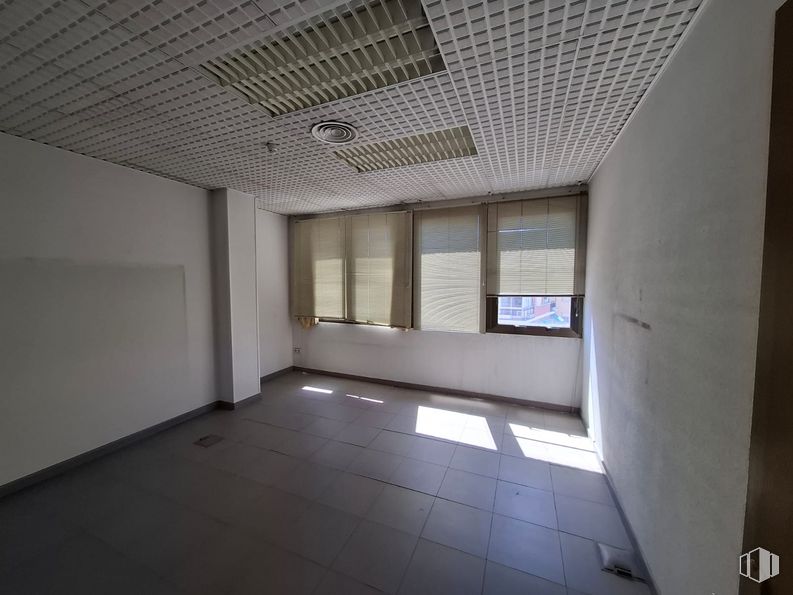 Office for rent at Avenida General Villalba, Toledo, 45003 with window blind, window, building, fixture, wood, shade, house, interior design, floor and flooring around