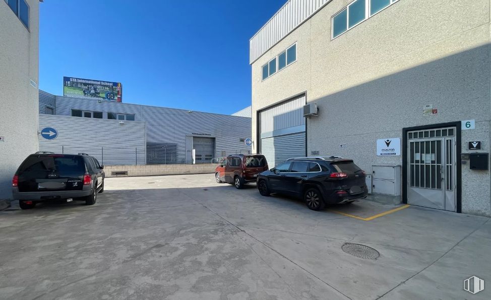 Nave en venta en Calle Euclides, Alcalá de Henares, Madrid, 28806 con coche, ventana, exterior del automóvil, luz de estacionamiento, iluminación del automóvil, neumático de automoción, aparcamiento, aparcamiento, sistema de ruedas para automóviles y coche familiar alrededor