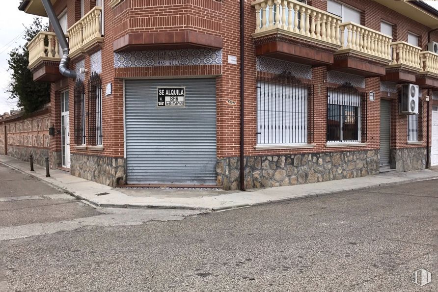 Retail for rent at Avenida de María Antonia del Castillo Escudero, 19, Quismondo, Toledo, 45514 with window, building, property, wood, brickwork, road surface, brick, wall, sidewalk and residential area around