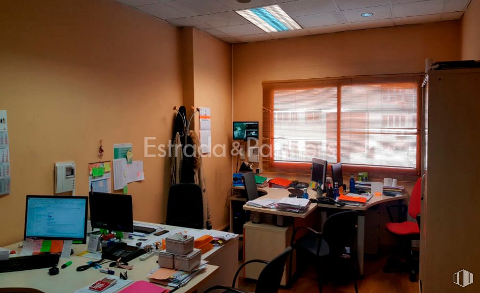 Nave en alquiler en Zona industrial, Getafe, Madrid, 28906 con pantalla de ordenador, silla, escritorio, ventana, mesa, mesa, ordenador, mueble, escritorio del ordenador y edificio alrededor