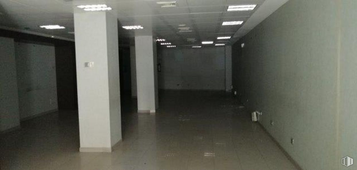 Retail for sale & for rent at Calle Pinos Alta, Tetuán, Madrid, 28029 with light fixture, fixture, floor, flooring, building, composite material, parking, ceiling, concrete and basement around