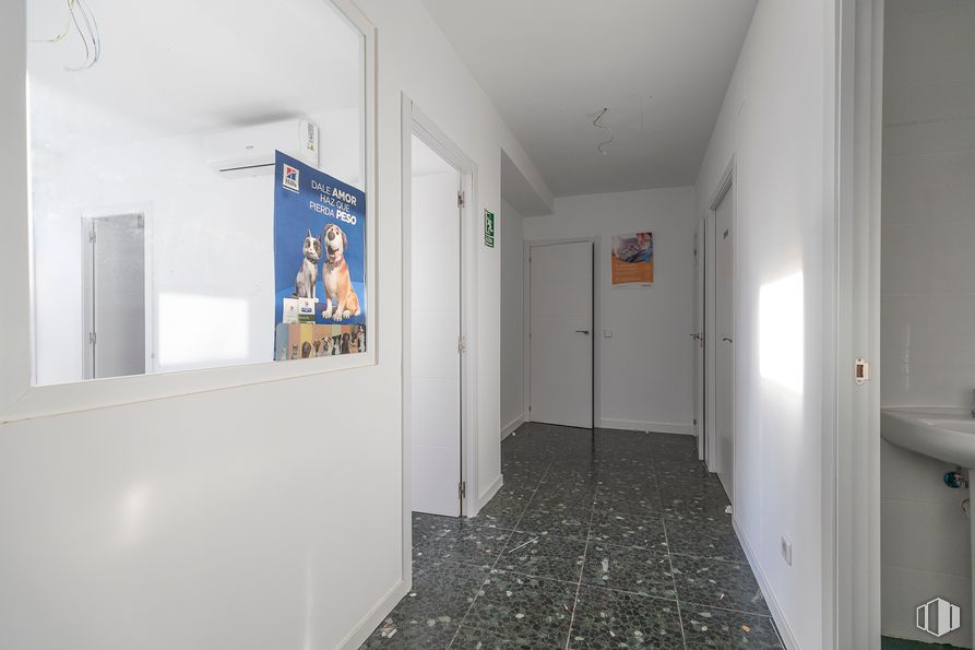 Local en alquiler en Calle Luis Astrana Marín, 2, Alcalá de Henares, Madrid, 28807 con puerta, pared, suelos, suelo, techo, interiorismo, habitación, apartamento, suelo de baldosas y moldeo alrededor