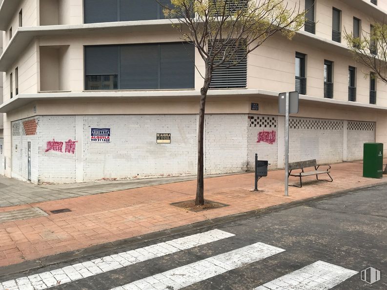 Local en alquiler en Calle Eulalia Abaitua, 1, Guadalajara, 19005 con mesa de trabajo, edificio, ventana, infraestructura, superficie de carretera, asfalto, diseño urbano, planta, paso de cebra y línea alrededor