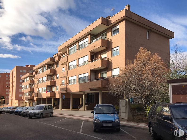 Retail for rent at Avenida de Burgos, 14, Guadalajara, 19005 with car, building, cloud, sky, land vehicle, wheel, property, tire, window and vehicle around