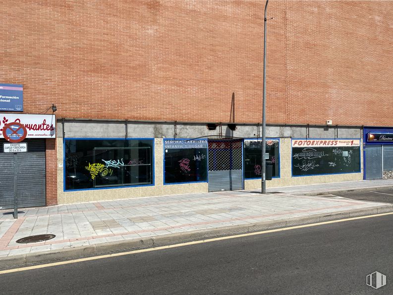 Retail for rent at Avenida Barcelona, 32, Guadalajara, 19005 with road surface, asphalt, sidewalk, brick, road, facade, gas, tints and shades, brickwork and city around