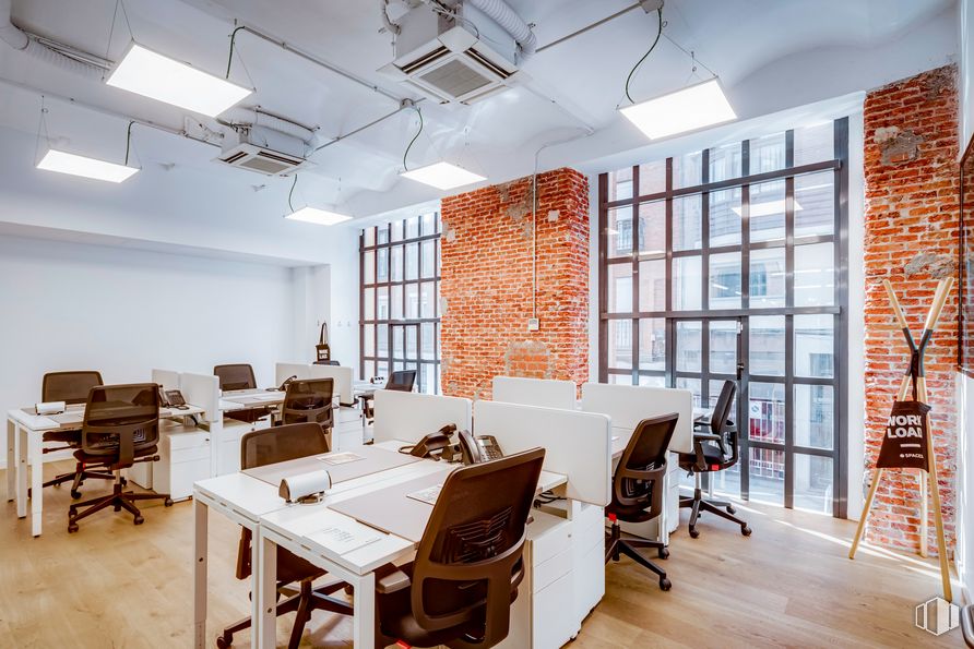 Office for rent at Spaces Río, Calle Manzanares, 4, Arganzuela, Madrid, 28005 with chair, table, lighting, furniture, property, wood, interior design, architecture, flooring and floor around