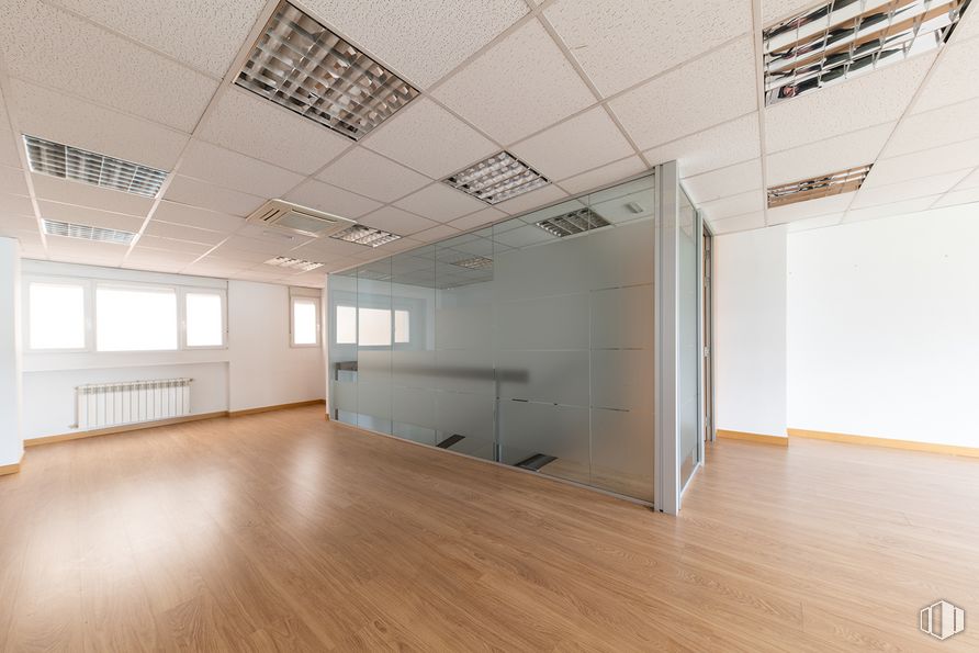 Oficina en venta en Calle Maestro Ángel Llorca, Chamberí, Madrid, 28003 con ebanistería, ventana, accesorio, pasillo, madera, pavimentos, edificio, suelo laminado, techo y madera alrededor