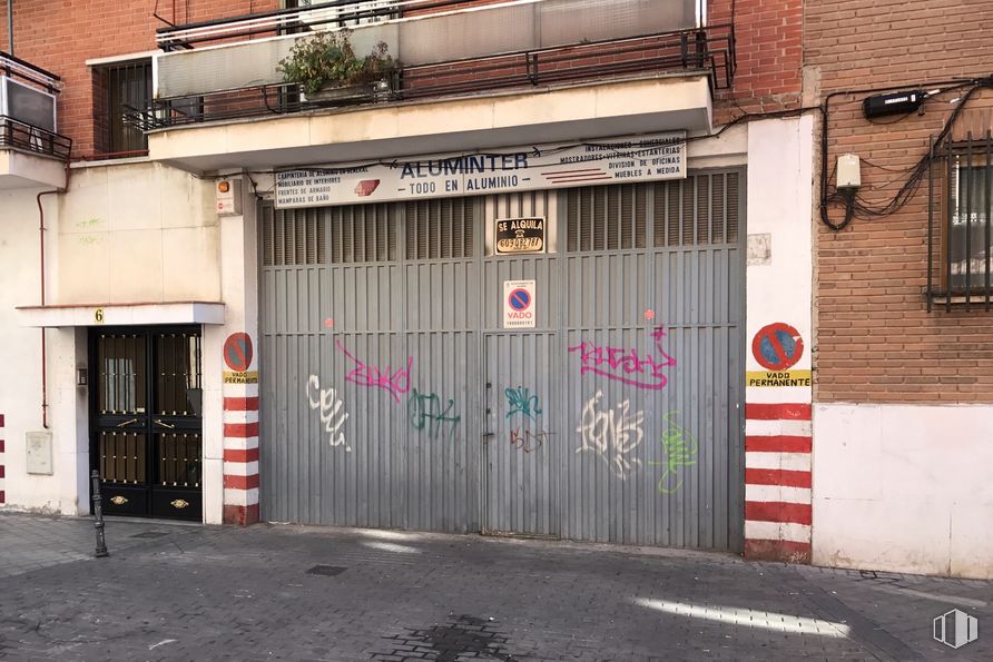 Nave en alquiler en Calle Galeotes, 6, Vicálvaro, Madrid, 28032 con puerta, ventana, edificio, propiedad, accesorio, arquitectura, madera, barrio, arte y superficie de la carretera alrededor