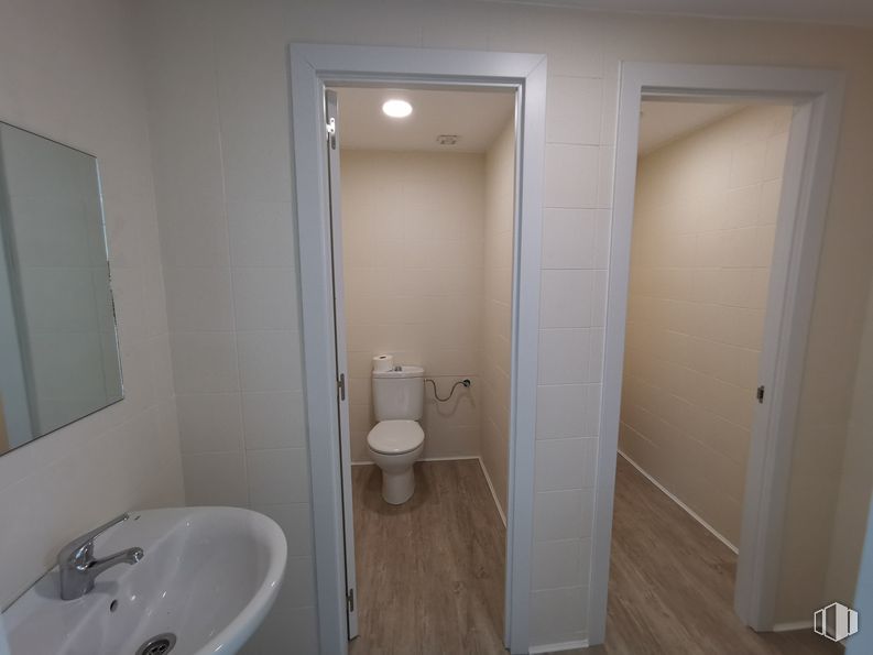 Oficina en alquiler en Avenida Córdoba, Usera, Madrid, 28026 con fregadero, propiedad, accesorio de plomería, grifo, espejo, baño, lavabo de baño, madera, inodoro y accesorio alrededor