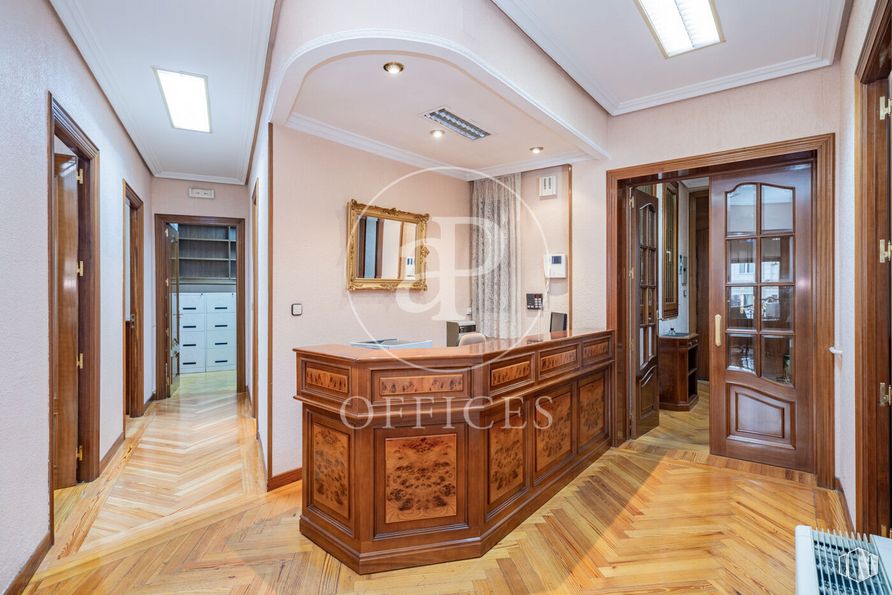 Oficina en alquiler en Calle San Bernardo, Centro, Madrid, 28015 con ebanistería, mueble, marco, hall, madera, interiorismo, puerta, suelos, tinte para madera y suelo alrededor