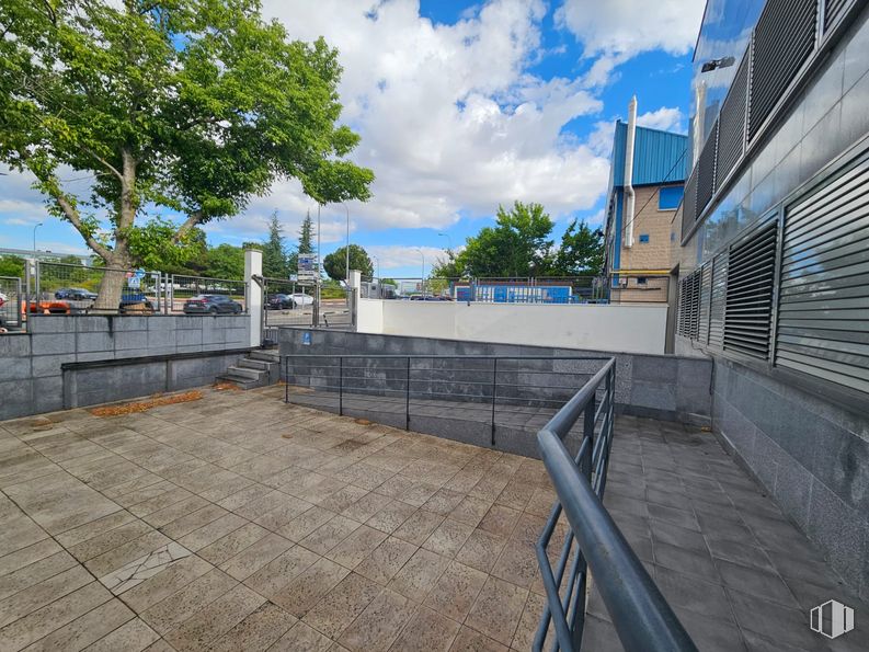 Nave en alquiler y venta en Calle Granja, Alcobendas, Madrid, 28108 con edificio, cielo, nube, árbol, superficie de la carretera, casa, diseño urbano, valla, zona residencial y ciudad alrededor