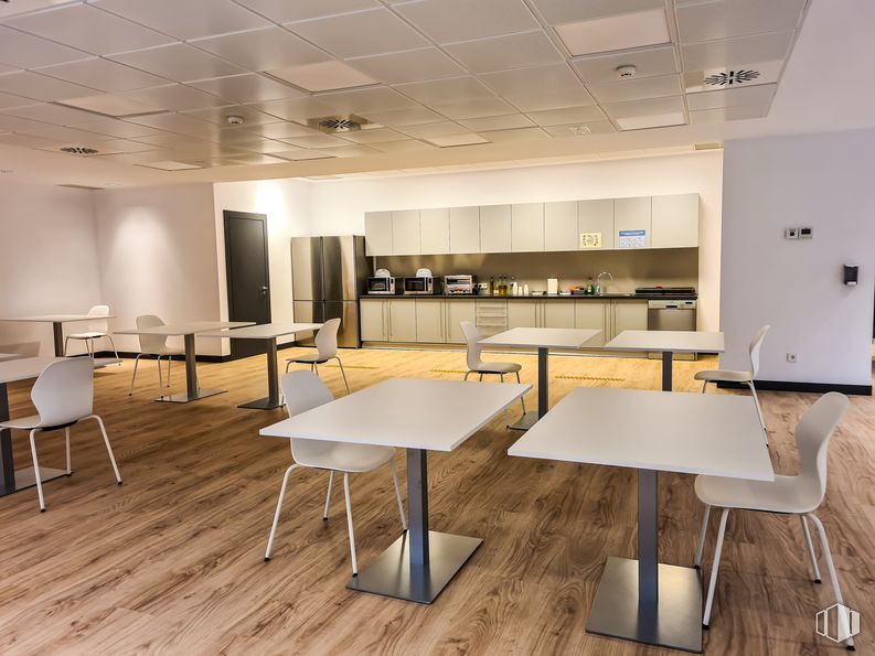 Oficina en alquiler en Calle Gobelas, 25, Moncloa - Aravaca, Madrid, 28023 con silla, mesa, mueble, edificio, madera, diseño de interiores, suelo, piso, mesa de cocina y comedor y línea alrededor