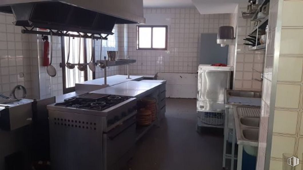 Retail for sale at Avenida de Gredos, Navalmoral, Ávila, 05120 with home appliance, window, kitchen appliance, light fixture, gas stove, property, cabinetry, kitchen, kitchen stove and interior design around