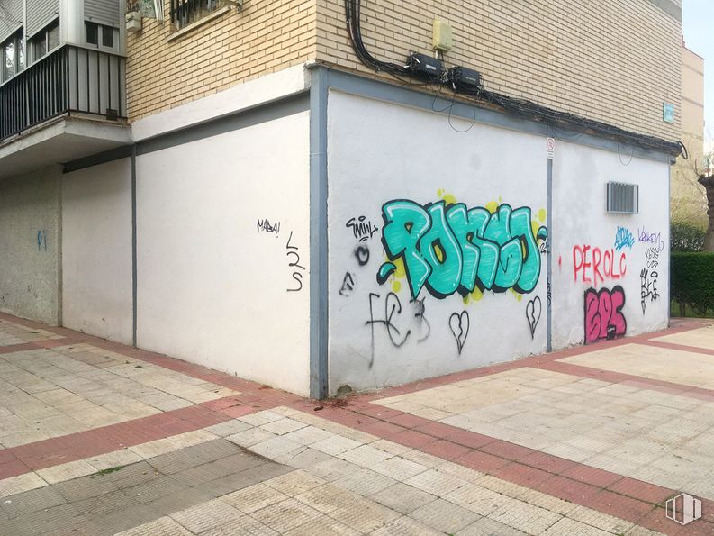 Local en venta en Avenida Lisboa, 24, Coslada, Madrid, 28820 con edificio, durante el día, propiedad, planta, infraestructura, ventana, casa, superficie de la carretera, pintura y arte alrededor