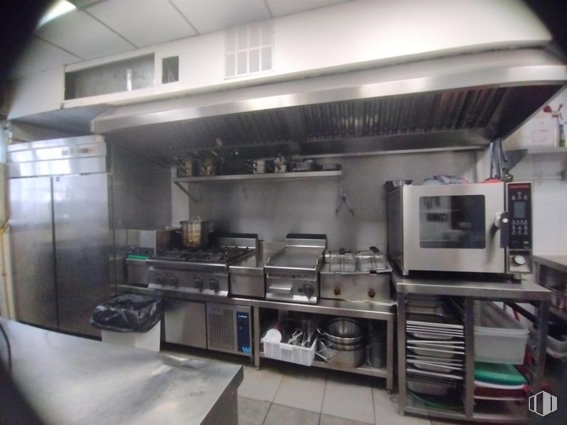 Retail for rent at Zona Chueca, Centro, Madrid, 28004 with microwave oven, refrigerator, home appliance, kitchen appliance, countertop, building, automotive design, kitchen, kitchen stove and cabinetry around