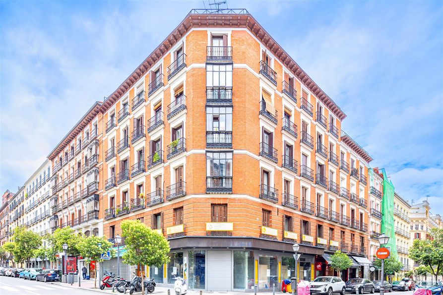 Retail for rent at Calle Apodaca, Centro, Madrid, 28004 with apartment, city, urban area, neighbourhood, metropolitan area, condominium, commercial building, urban design, mixed-use and high-rise building around