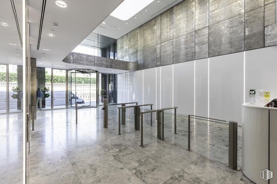 Office for rent at Edificio Castellana 66, Paseo Castellana, 66, Salamanca, Madrid, 28046 with cabinetry, furniture, fixture, flooring, floor, wall, building, composite material, building material, facade, hall and glass around