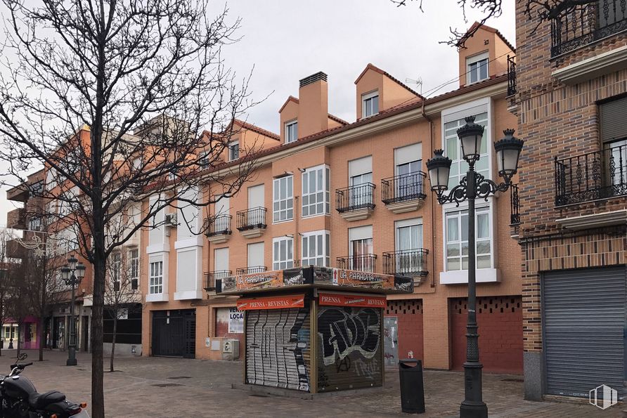 Retail for sale at Calle Plaza, 7, Fuenlabrada, Madrid, 28944 with motorcycle, building, window, sky, plant, tree, urban design, road surface, neighbourhood and facade around