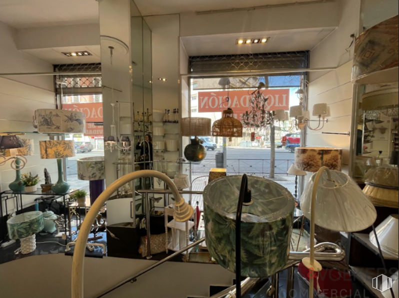 Retail for sale at Calle Alcalá, Salamanca, Madrid, 28009 with lighting, luggage & bags, interior design, retail, display case, automotive design, ceiling, building, event and plant around