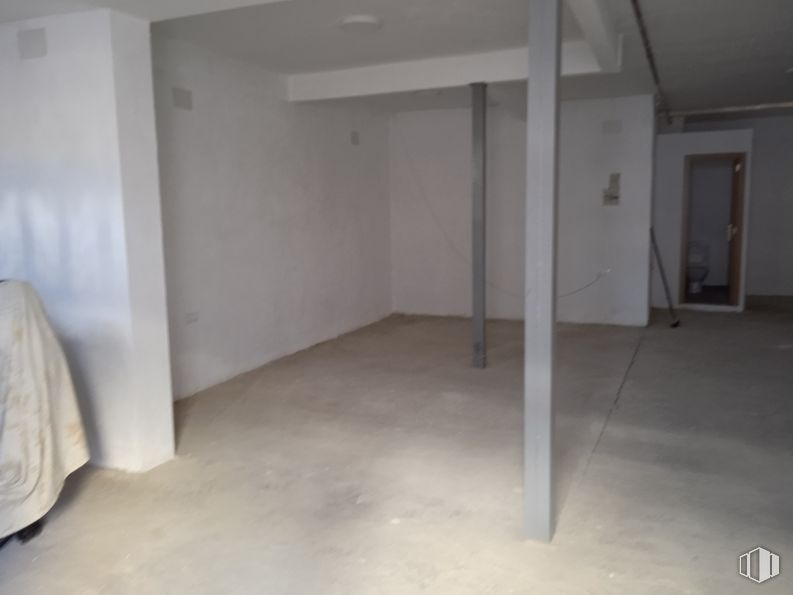 Retail for rent at Calle Belén, 5, Parla, Madrid, 28980 with door, fixture, floor, wood, flooring, composite material, ceiling, automotive exterior, hardwood and glass around