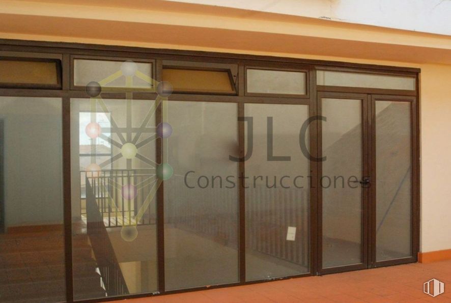 Retail for rent at Carretera Fuentelsaz, 52, El Casar, Guadalajara, 19170 with building, door, fixture, wood, automotive exterior, window, rectangle, hardwood, flooring and home door around