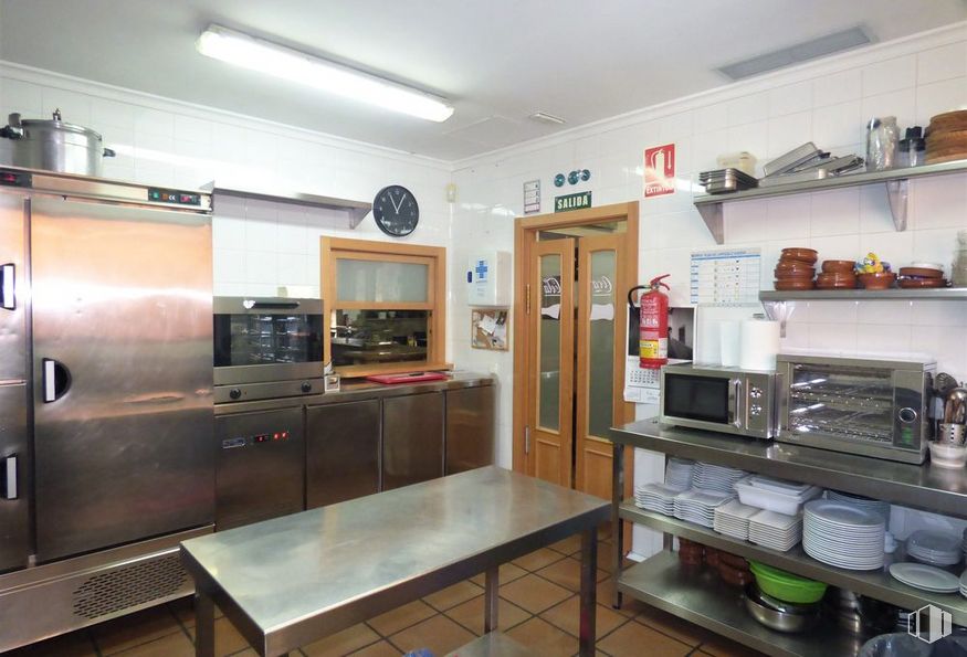 Local en alquiler y venta en Calle Granada, Pinto, Madrid, 28320 con refrigerador, horno microondas, mesa, alumbrado, mueble, ebanistería, estante, edificio, cocina y diseño de interiores alrededor