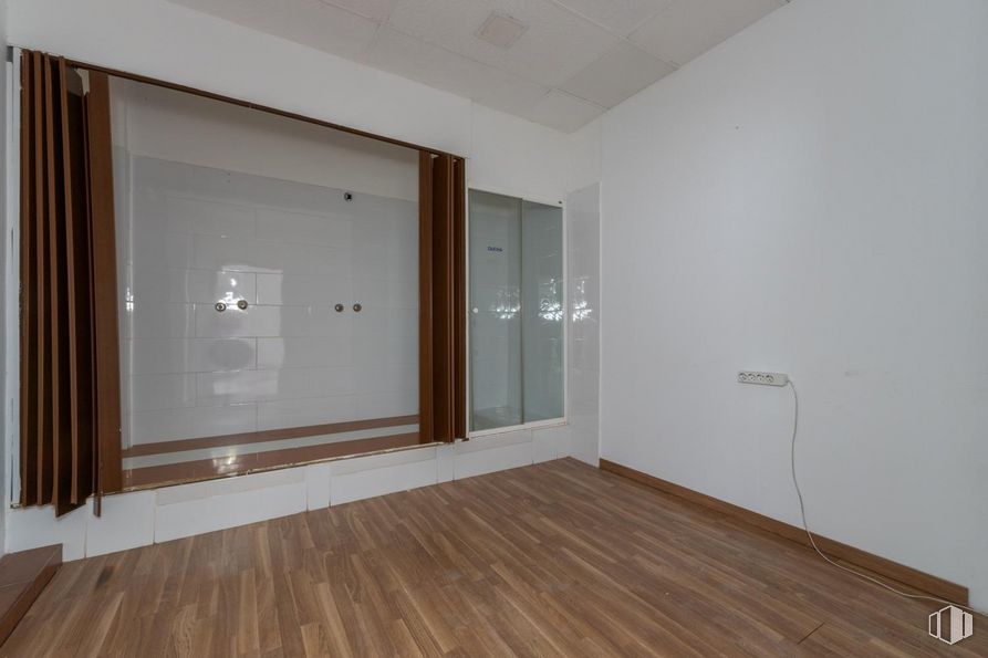 Retail for sale & for rent at Calle Emilio Ferrari, Ciudad Lineal, Madrid, 28017 with building, fixture, wood, door, floor, shade, flooring, wood stain, home door and paint around