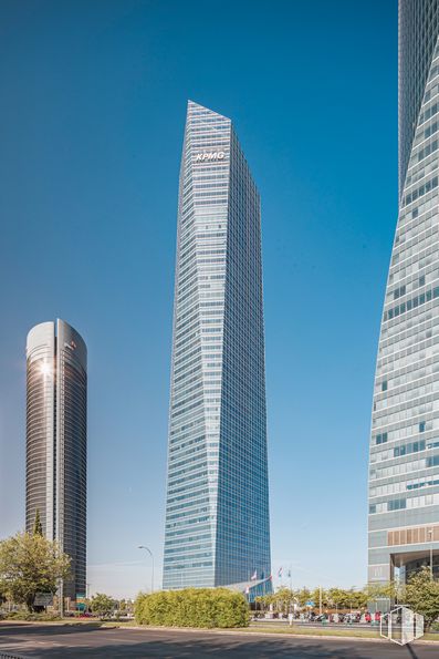 Office for rent at Torre Cristal, Paseo Castellana, 259 C, Fuencarral - El Pardo, Madrid, 28046 with building, skyscraper, sky, property, tower, plant, world, tower block, urban design and cityscape around