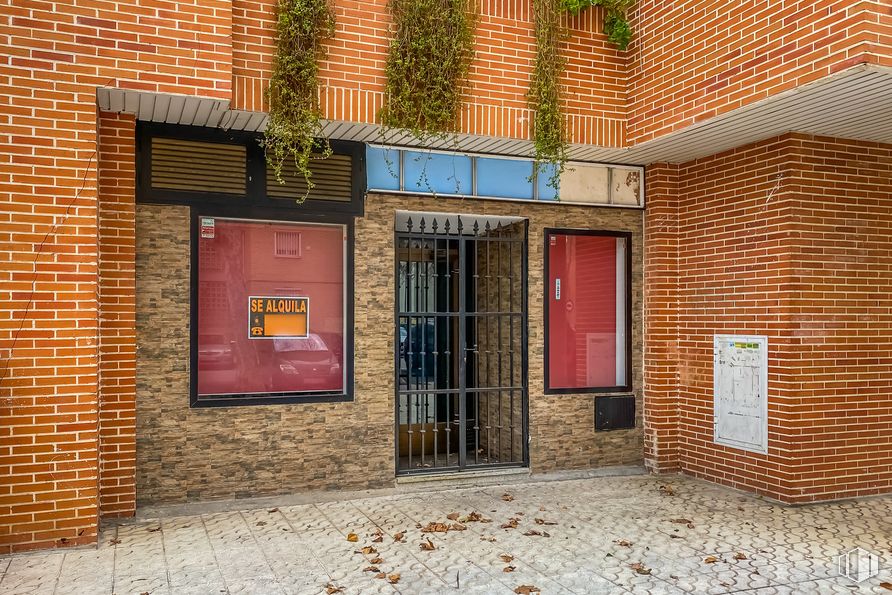 Local en alquiler y venta en Calle Toledo, 10, Alcalá de Henares, Madrid, 28804 con puerta, ventana, propiedad, ladrillo, madera, albañilería, accesorio, superficie de la carretera, material de construcción y fachada alrededor