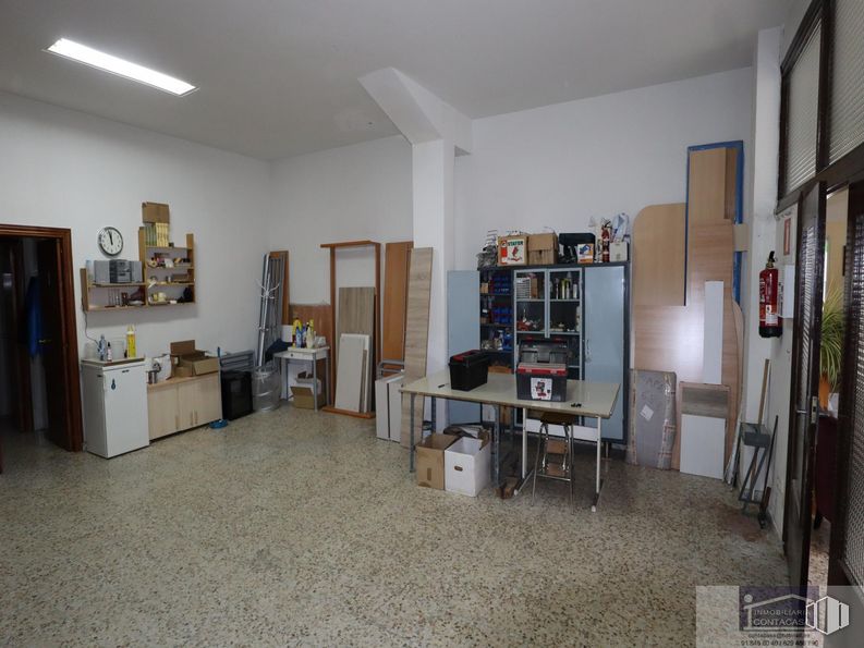 Local en venta en Avenida Libertad, 60, Colmenar Viejo, Madrid, 28770 con mesa, marco, estantería, estante, edificio, archivar, piso, sala de estar, madera y pavimentos alrededor