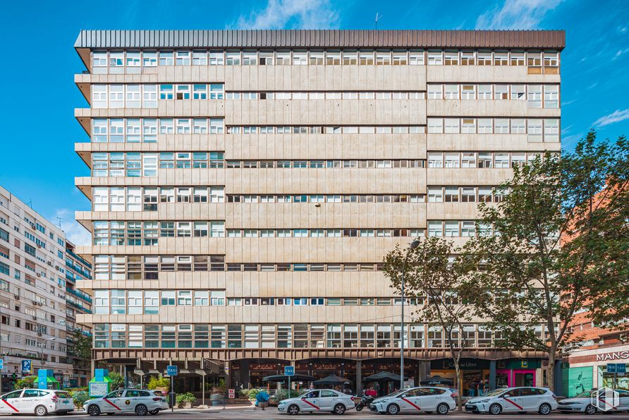 Oficina en alquiler en Edificio Centro, Calle Orense, 11, Tetuán, Madrid, 28020 con edificio, coche, cielo, nube, día, rueda, azul, neumático, diseño urbano y bloque de torre alrededor