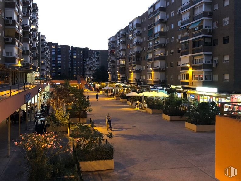 Local en alquiler y venta en Zona Moratalaz, Moratalaz, Madrid, 28030 con edificio, cielo, planta, ventana, superficie de la carretera, diseño urbano, condominio, bloque de torres, ocaso y fachada alrededor