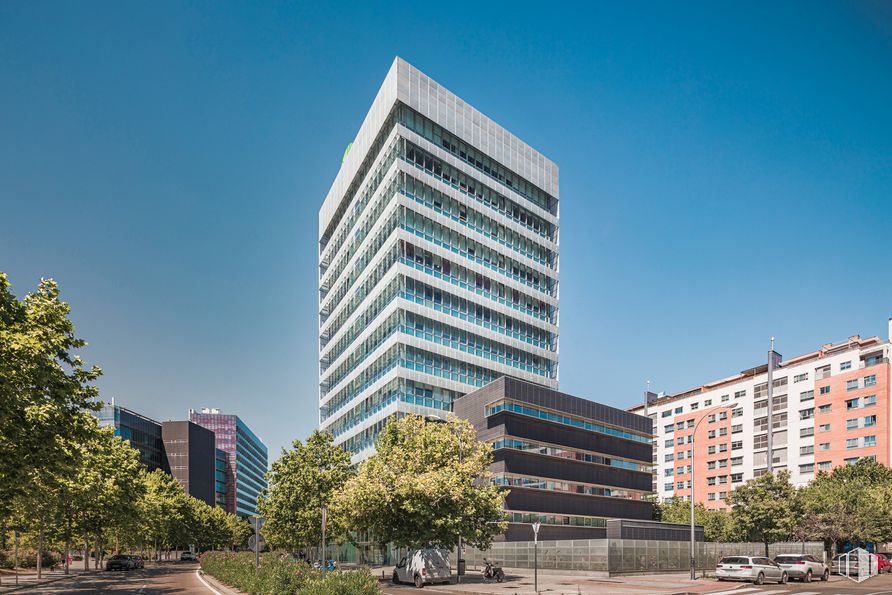 Oficina en alquiler en Calle Titán, 8, Arganzuela, Madrid, 28045 con edificio, cielo, día, luz, árbol, planta, rascacielos, bloque de torre, ventana y diseño urbano alrededor