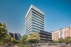 Oficina en alquiler en Calle Titán, 8, Arganzuela, Madrid, 28045 con edificio, cielo, día, luz, árbol, planta, rascacielos, bloque de torre, ventana y diseño urbano alrededor