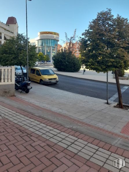 Local en alquiler en Casco urbano, Arganda del Rey, Madrid, 28500 con coche, edificio, cielo, planta, neumático, vehículo, rueda, superficie de la carretera, árbol y asfalto alrededor