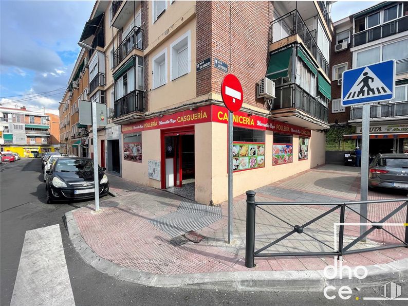 Retail for rent at Calle San Braulio, 3, Carabanchel, Madrid, 28019 with car, building, tire, window, wheel, vehicle, road surface, asphalt, neighbourhood and urban design around