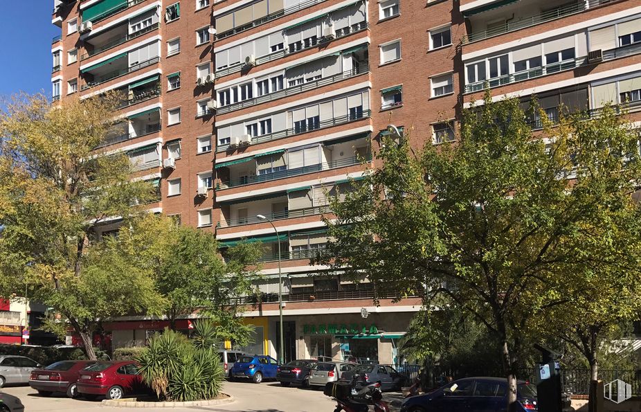 Local en venta en Plaza Cieza, 2 Posterior, Fuencarral - El Pardo, Madrid, 28034 con coche, edificio, rueda, propiedad, durante el día, neumático, vehículo, ventana, infraestructura y bloque de pisos alrededor