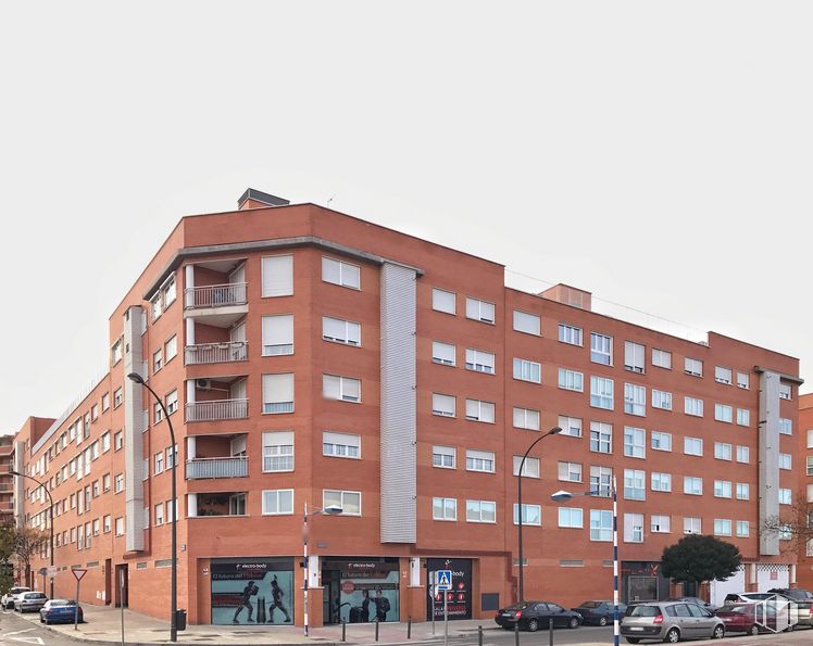 Local en venta en Avenida Salvador Allende, 53, Getafe, Madrid, 28907 con edificio, rueda, cielo, ventana, coche, luz de la calle, neumático, vehículo, bloque de torre y diseño urbano alrededor