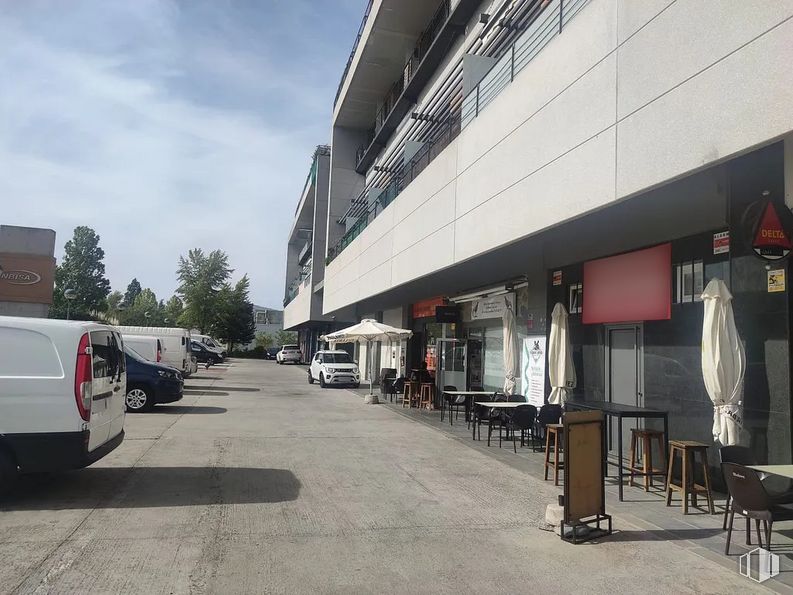 Retail for sale at Avenida Industria, Tres Cantos, Madrid, 28760 with building, van, chair, car, automotive parking light, land vehicle, property, sky, cloud and wheel around