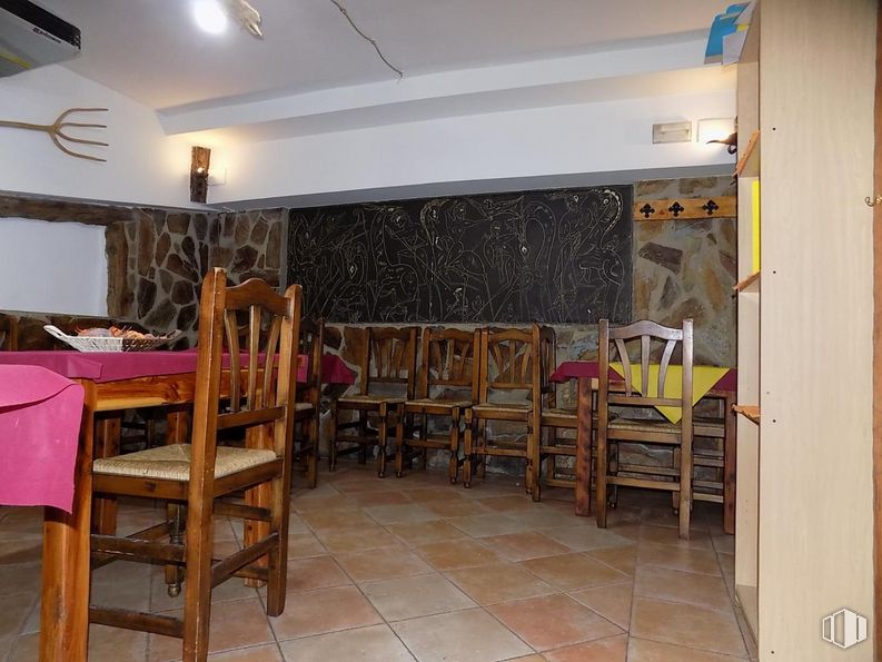 Retail for sale at Zona Centro, Cuenca, 16002 with chair, furniture, wood, interior design, table, hardwood, flooring, wood stain, shelving and building around