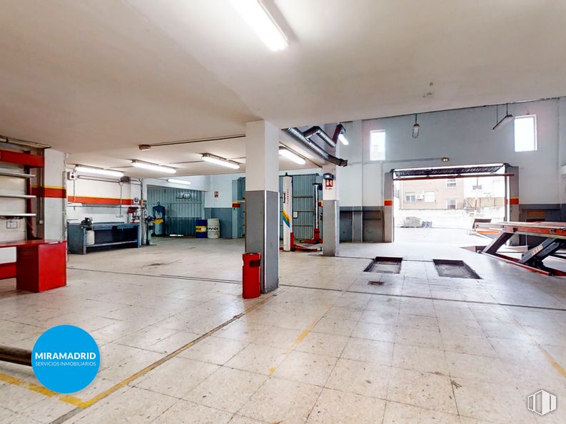 Industrial for sale at Calle Alfalfa, Tetuán, Madrid, 28029 with ceiling, floor, automotive parking light, automobile repair shop, parking, hall, garage, parking lot, workshop and basement around