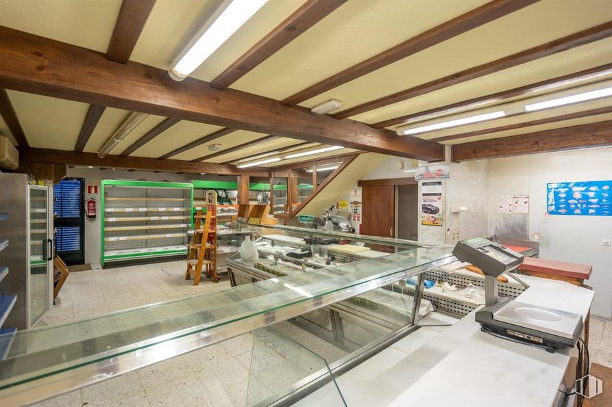 Retail for sale at Las Matas, Las Rozas de Madrid, Madrid, 28290 with lighting, ceiling, shelving, shelf, retail, convenience store, plywood, varnish, wood stain and hardwood around