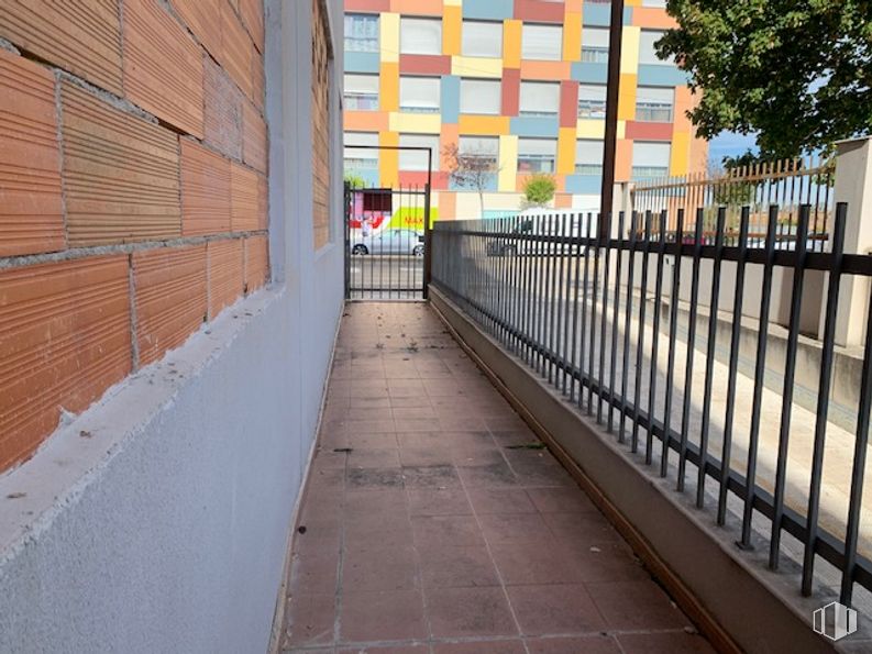 Retail for rent at Avenida de Francia, 26, Guadalajara, 19005 with building, window, road surface, wood, fence, tree, brick, brickwork, line and urban design around