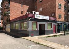 Retail for sale at Zona Las Águilas, La Latina, Madrid, 28044 with building, window, road surface, fixture, brick, neighbourhood, urban design, real estate, residential area and asphalt around