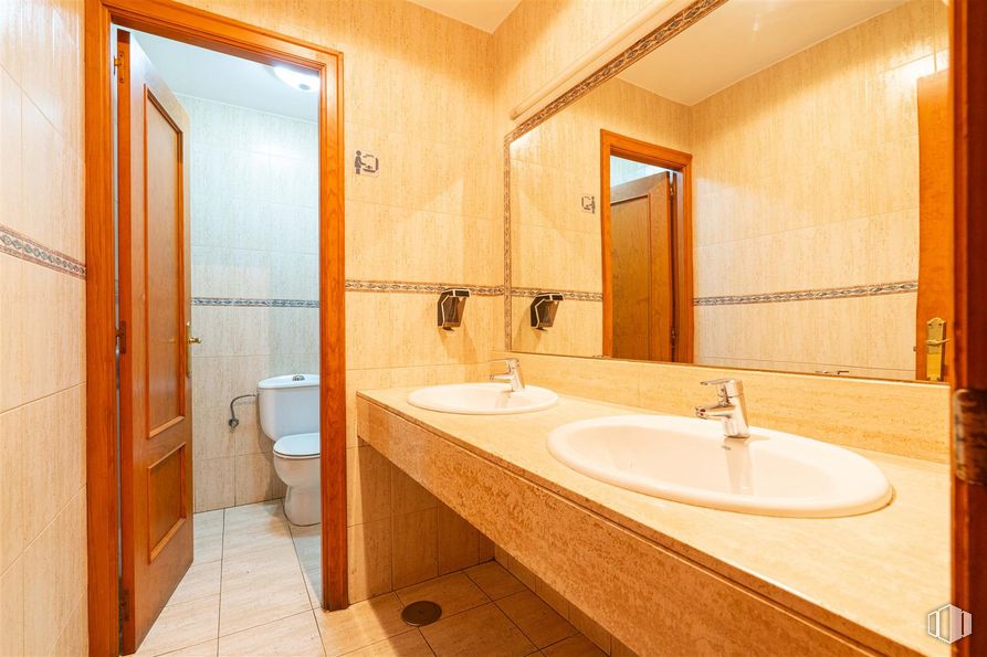 Retail for rent at Plaza San Isidro, 5, Torremocha de Jarama, Madrid, 28189 with sink, countertop, mirror, tap, property, plumbing fixture, bathroom sink, bathroom, wood and interior design around