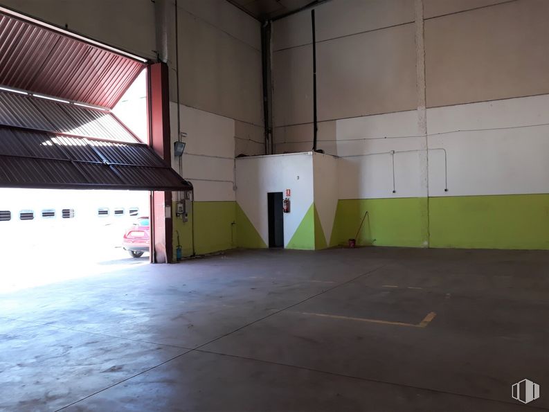 Industrial for rent at Calle Luis I, Villa de Vallecas, Madrid, 28031 with field house, building, hall, floor, flooring, tints and shades, wood, asphalt, ceiling and concrete around